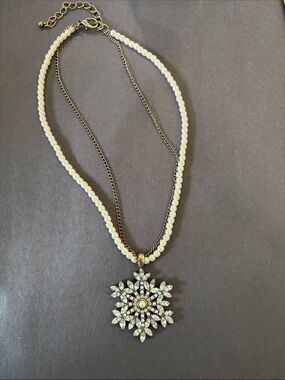 Elegant Pearl and Crystal Snowflake Pendant Necklace - White